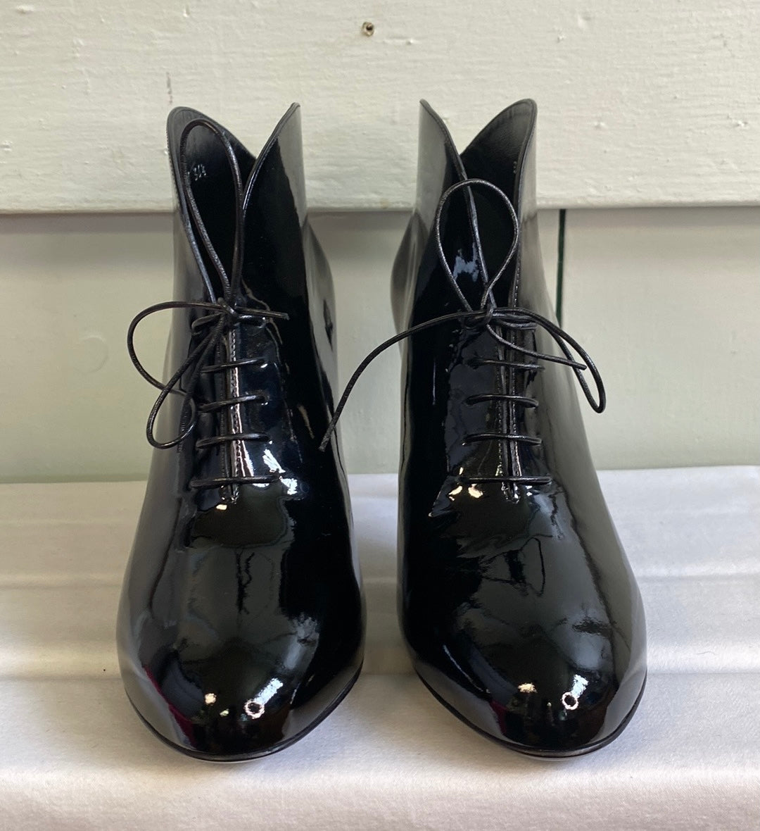 Gucci Kim Lace-Up Patent Leather Booties In Black